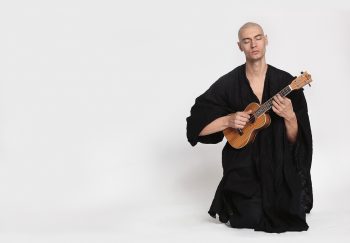 Gustaf Norén med ukulele.