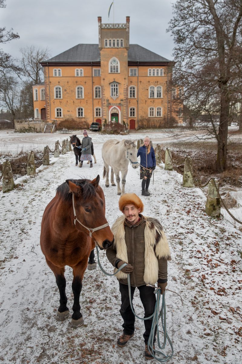 Medlemmar ur kollektivet Ichty utanför Börstorp slott.