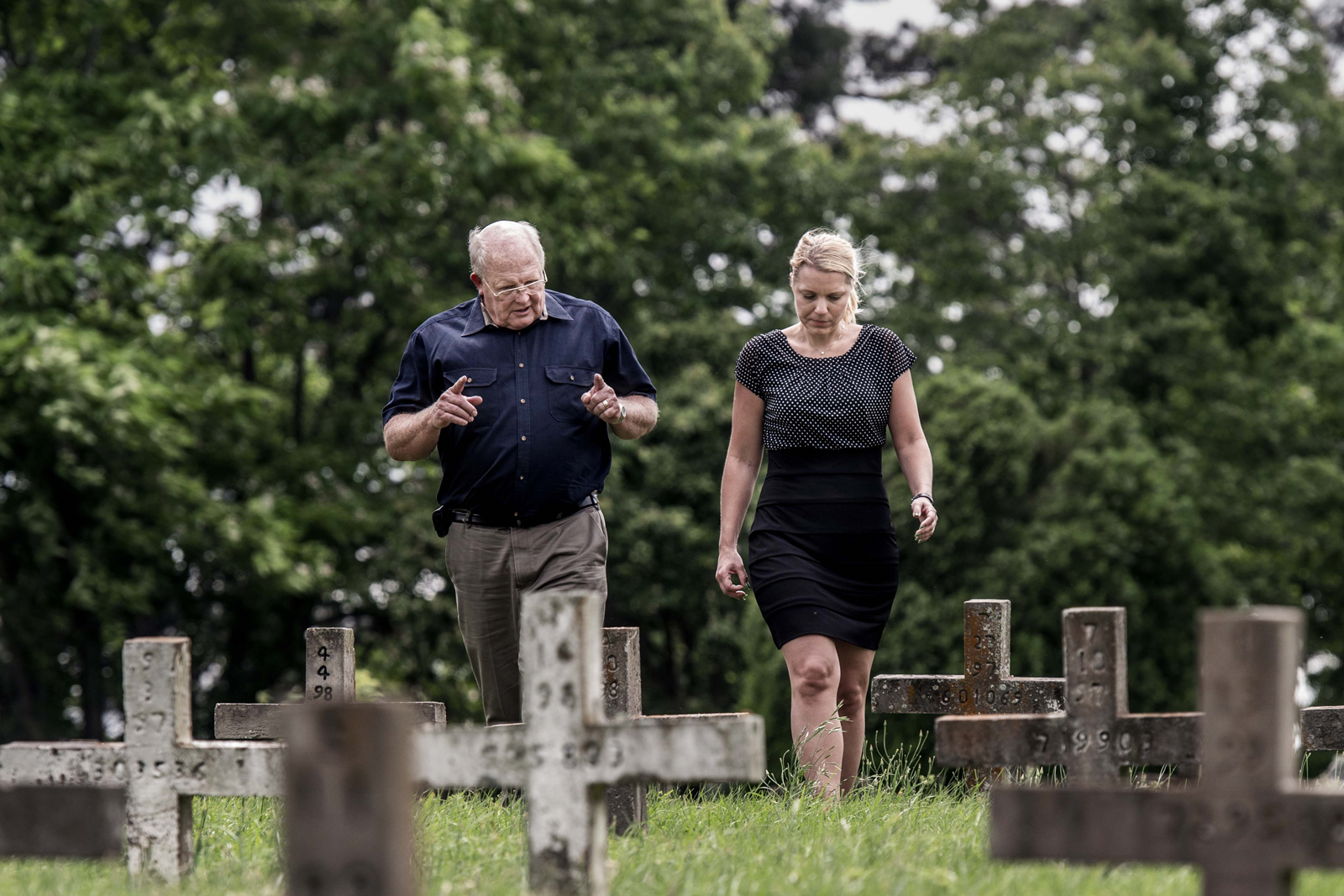Foto av pastor Jim Brazzil och Carina Bergfeldt på en kyrkogård
