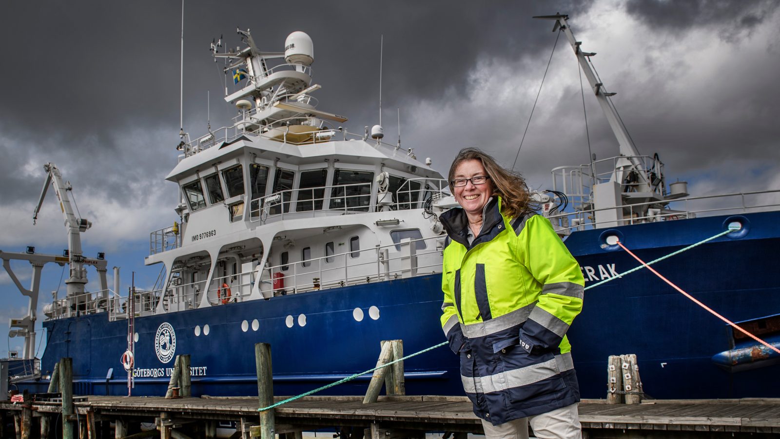 Anna Wahlin, professor i oceanografi, framför Göteborgs universitets forskningsfartyg Skagerak.