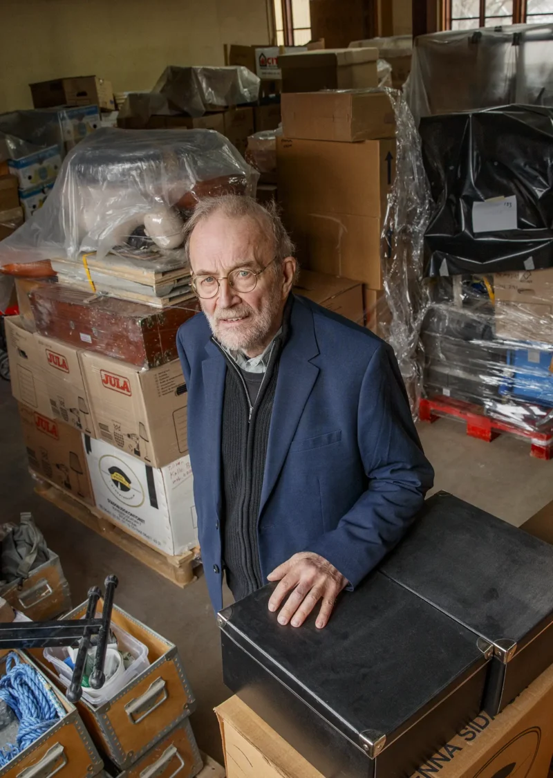 Kalle Boman bland en massa lådor hos Visuellt center.