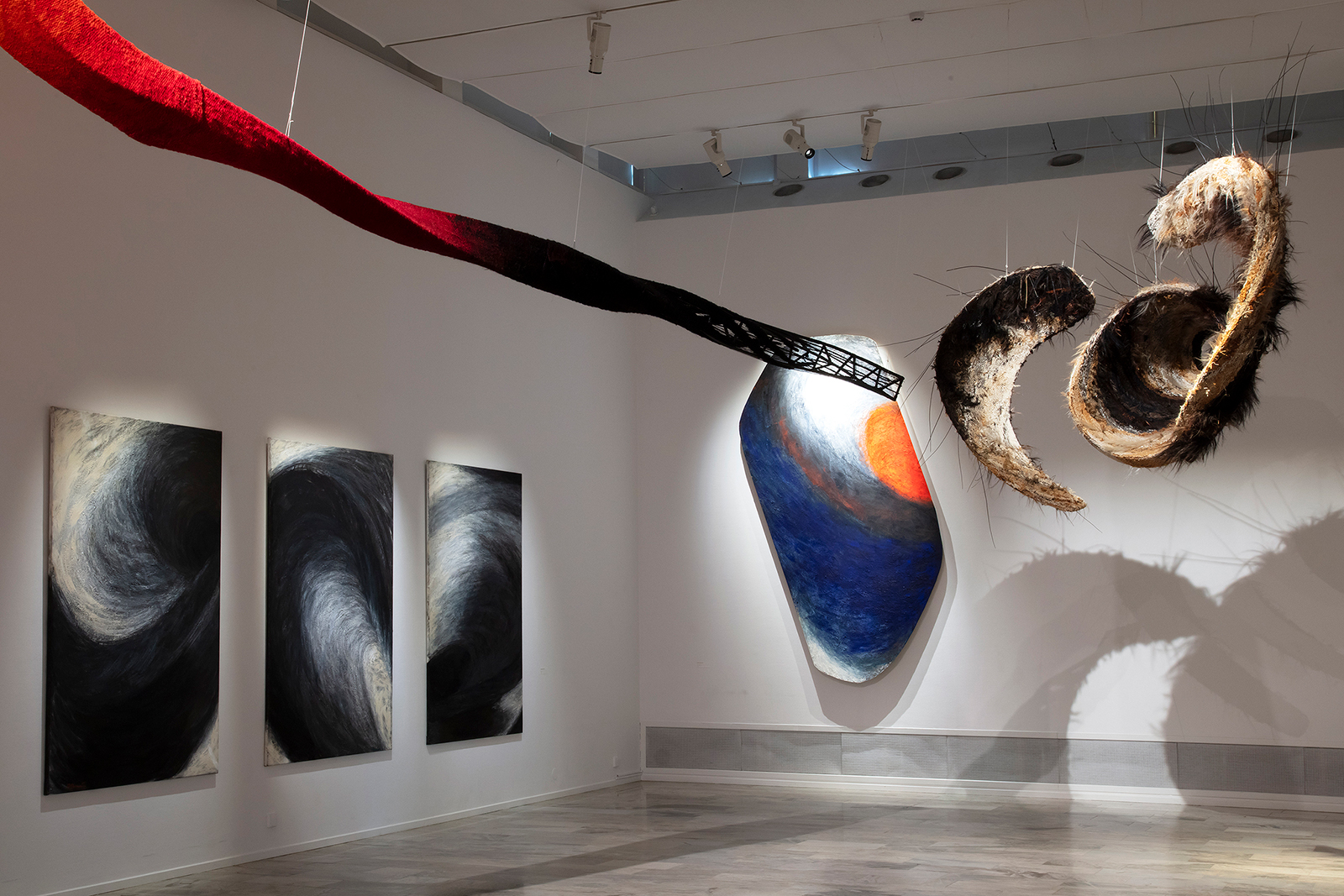 Väggtavlor och installationer i taket av Olle Bonniér.