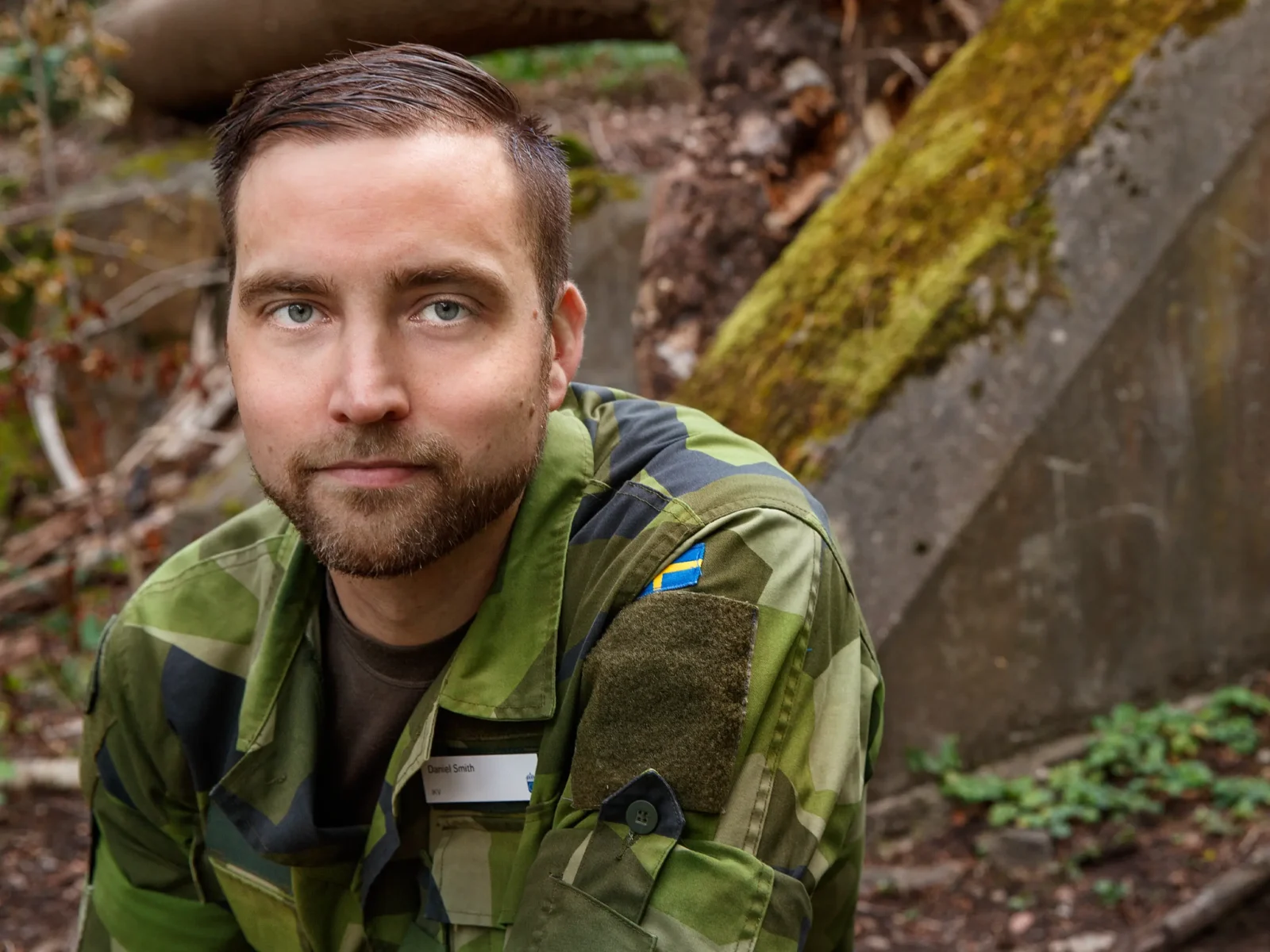 Halvfigur Daniel Smith i sina militärkläder tittar in i kameran.