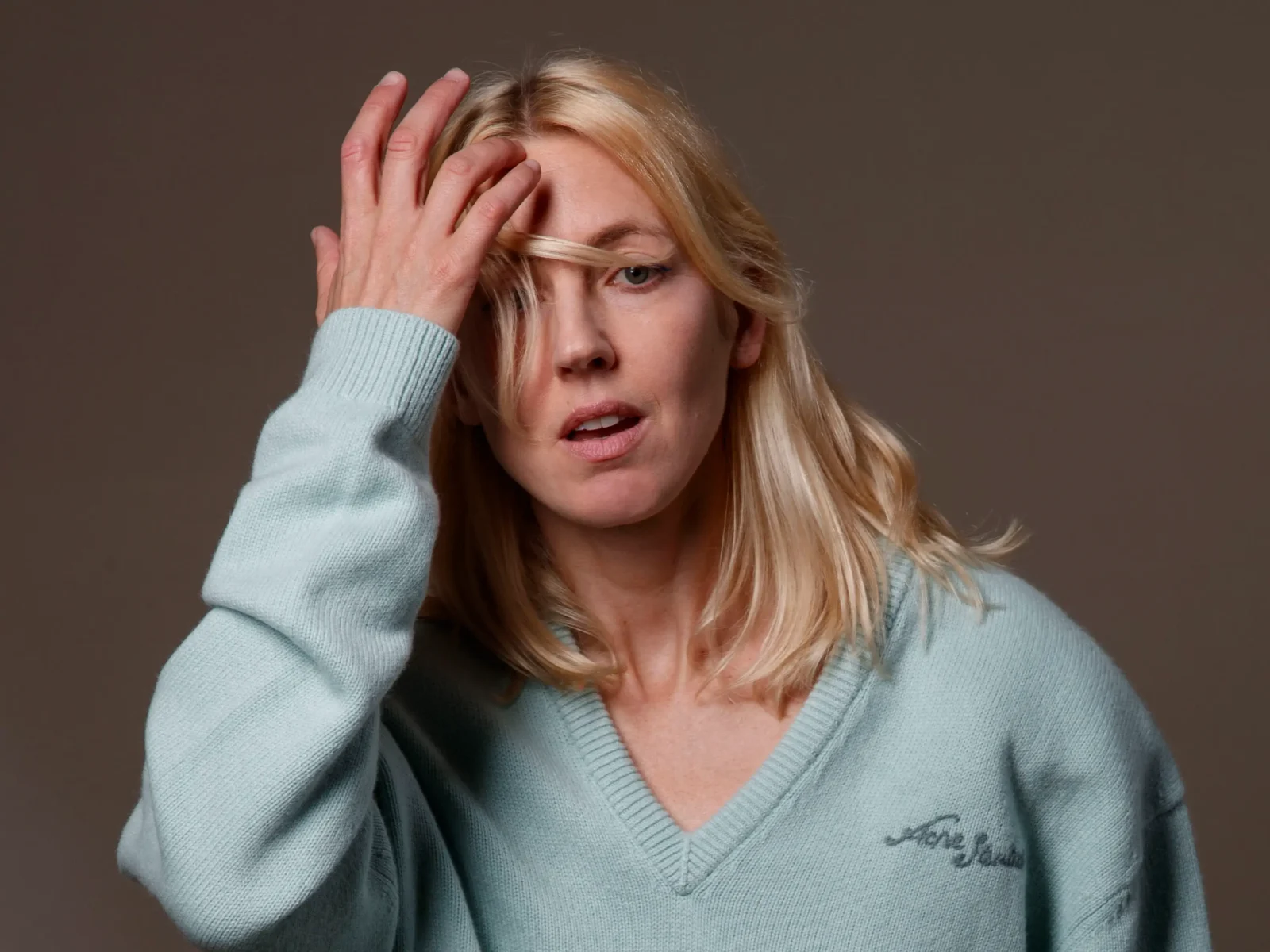 Veronica Maggio tar luggen från sin panna.