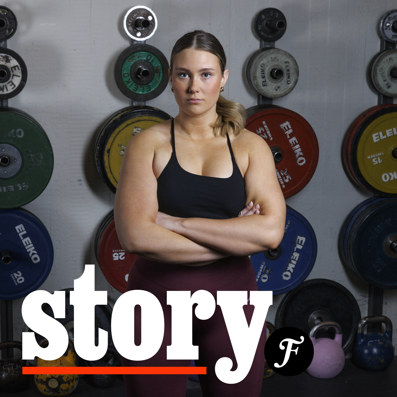 Vinjettbild för Story. I bakgrunden en ung kvinna i gymmet framför skivtyngder.