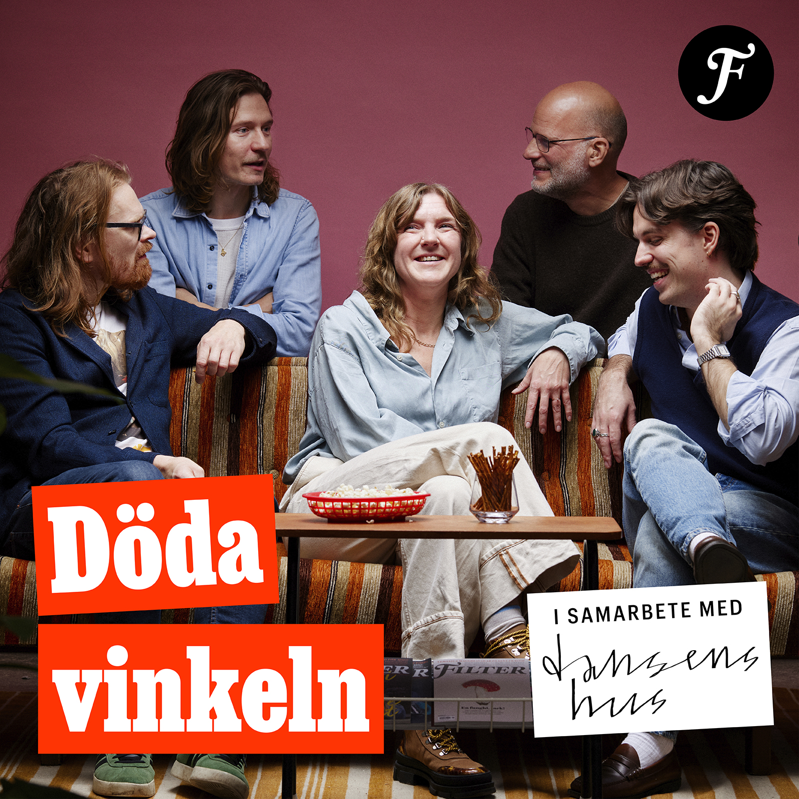 Vinjettbild för podden Döda vinkeln. Filters redaktion i en soffa.