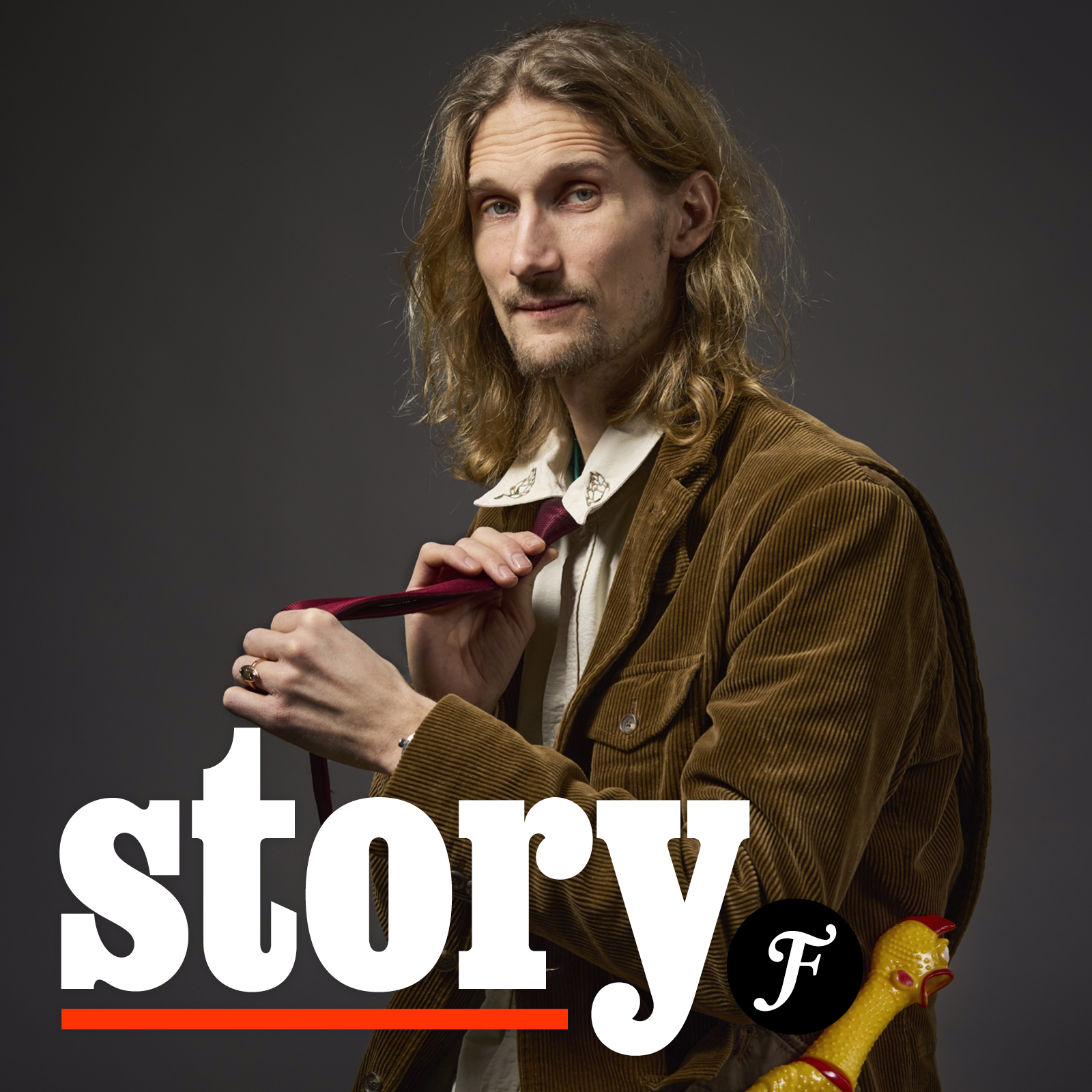 Vinjettbild för Story. I bakgrunden Marcus Berggren som knyter en slips och har en gummihöna i fickan.