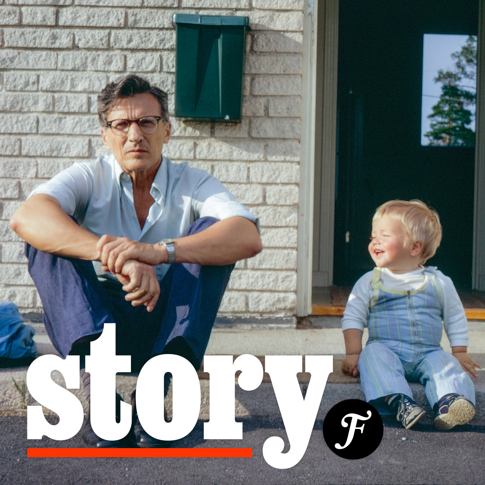 Vinjettbild för Story. I bakgrunden En pappa och ett småbarn sitter på marken utanför ett hus.