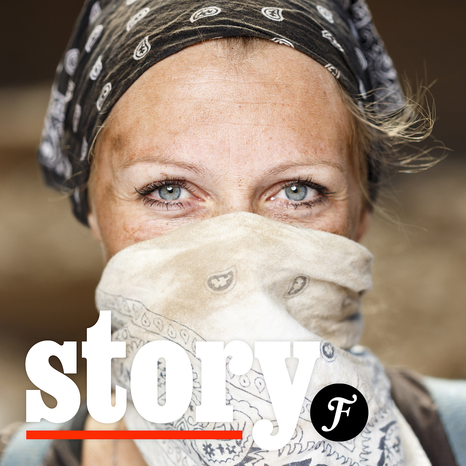 Vinjettbild för Story. I bakgrunden nära porträtt på arkeologen Maria Nilsson med en scarf runt huvudet och en över munnen. Bara ögonen syns.