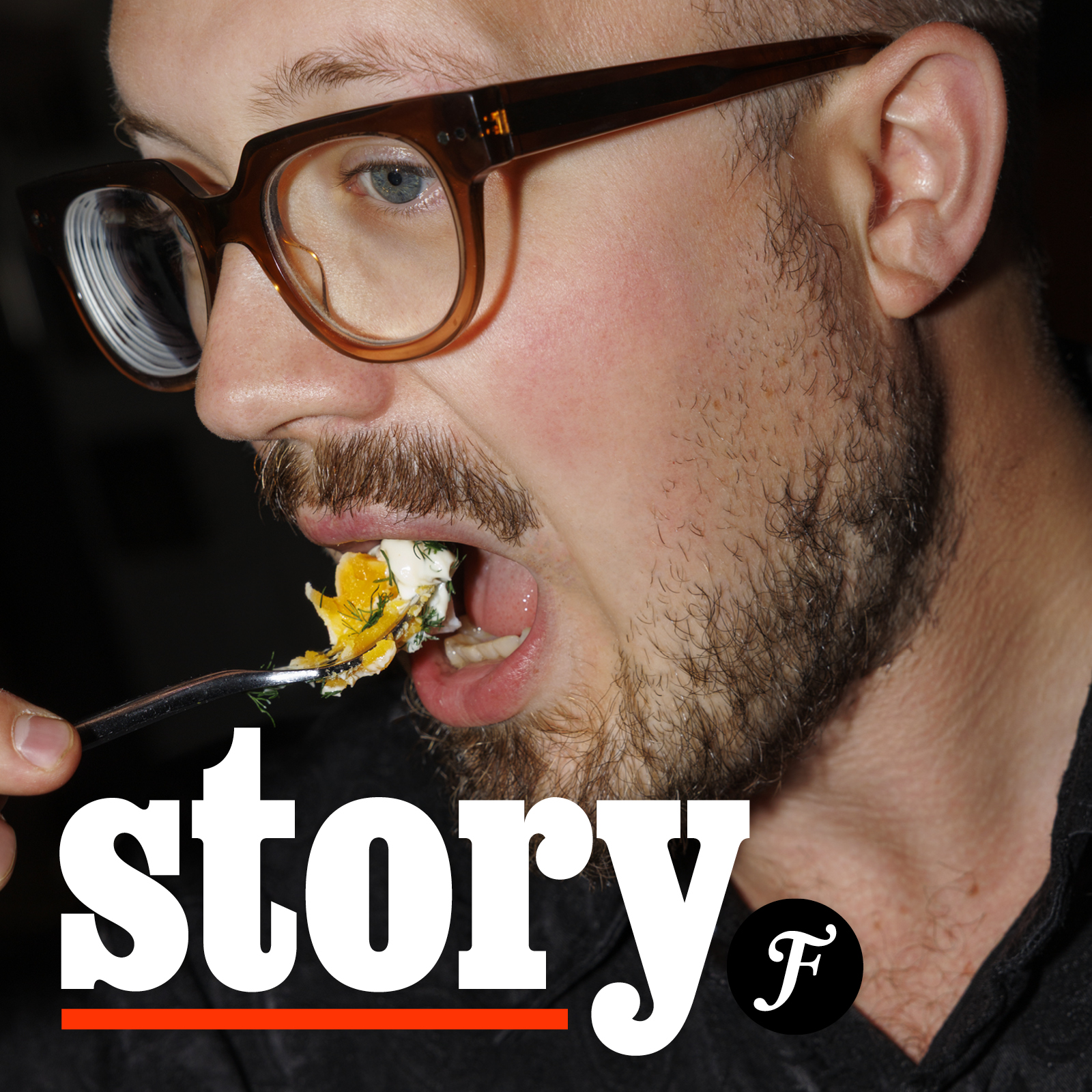 Vinjettbild för Story. I bakgrunden närbild på när reportern Jonatan Loxdal äter ett kokt ägg.